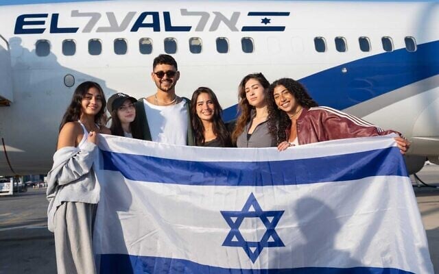 Noam Bettan (au centre) pose avec ses danseurs à l'aéroport Ben Gurion avant son départ pour le Concours Eurovision de la chanson 2026, le 1er mai 2026. (Crédit : Asif Lankri)