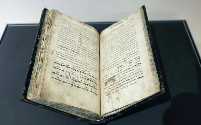 Un livre de prières du XVIe siècle basé sur les enseignements du rabbin Isaac Luria, exposé pour la première fois à l'ANU, le Musée du Peuple Juif, à l'occasion de Lag BaOmer, depuis le 3 mai 2026 (Crédit : Itzik Biran) Un livre de prières du XVIe siècle basé sur les enseignements du rabbin Isaac Luria, exposé pour la première fois à l'ANU, le Musée du Peuple Juif, à l'occasion de Lag BaOmer, depuis le 3 mai 2026 (Crédit : Itzik Biran)