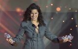 Noa Koler, scénariste et actrice de « Happy Place », recevant le prix de l’Académie israélienne du cinéma et de la télévision, le 3 mai 2026. (Crédit : Niv Aharonson)