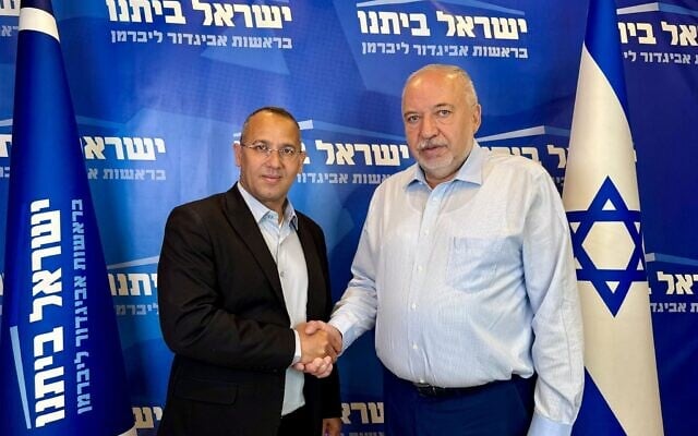 Sharon Sharabi (à gauche) et Avigdor Liberman (à droite) sur une photo non datée publiée le 4 mai 2026. (Crédit : Yisrael Beytenu) Sharon Sharabi (à gauche) et Avigdor Liberman (à droite) sur une photo non datée publiée le 4 mai 2026. (Crédit : Yisrael Beytenu)