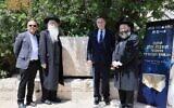 De gauche à droite : Eli Escusido, directeur de l’Autorité israélienne des Antiquités, Meïr Porush, député de Yahadout HaTorah, Israel Katz, ministre de la Défense, et le rabbin Shmuel Rabinowitz, de la Fondation du patrimoine du mur Occidental, aux côtés d’une pierre du Kotel ramenée sur le site, le 4 mai 2026. (Crédit : Fondation du patrimoine du mur Occidental)