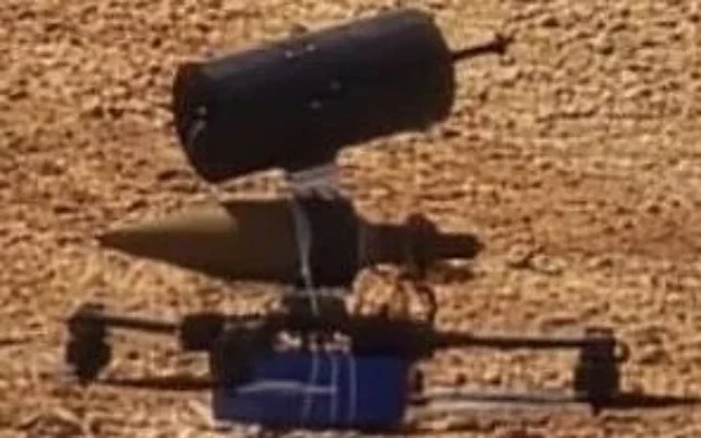 Illustration : Un drone à vision subjective (FPV) lancé par le Hezbollah qui s'est posé sans exploser dans le nord d'Israël, le 9 mai 2026. (Capture d'écran)