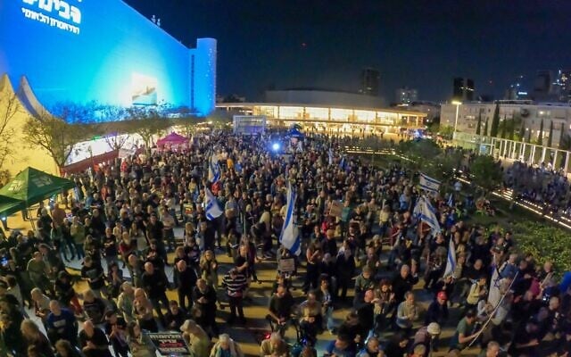 Des manifestants anti-gouvernement, sur la Place Habima, à Tel Aviv, le 9 mai 2026. (Crédit : Gilad Furst/Mouvement de protestation pour la démocratie) Des manifestants anti-gouvernement, sur la Place Habima, à Tel Aviv, le 9 mai 2026. (Crédit : Gilad Furst/Mouvement de protestation pour la démocratie)