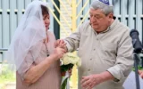Un couple juif en train de se marier lors d’une cérémonie à Kiev, en mai 2026 (Avec l’aimable autorisation du JCC Kiev).