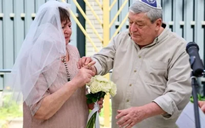 Un couple juif en train de se marier lors d’une cérémonie à Kiev, en mai 2026 (Avec l’aimable autorisation du JCC Kiev).