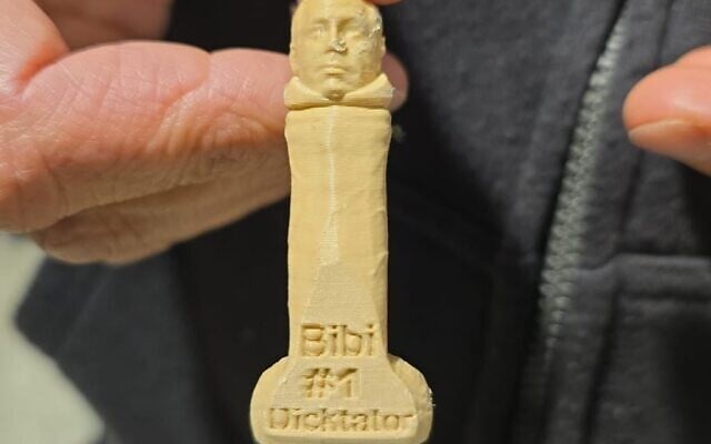Des porte-clés phalliques à l’effigie du Premier ministre Benjamin Netanyahu distribués par un militant lors d’une manifestation anti-gouvernement, à Jérusalem, ce qui a conduit à son arrestation par la police le 16 mai 2026. (Crédit : Front de soutien juridique aux militants détenus)