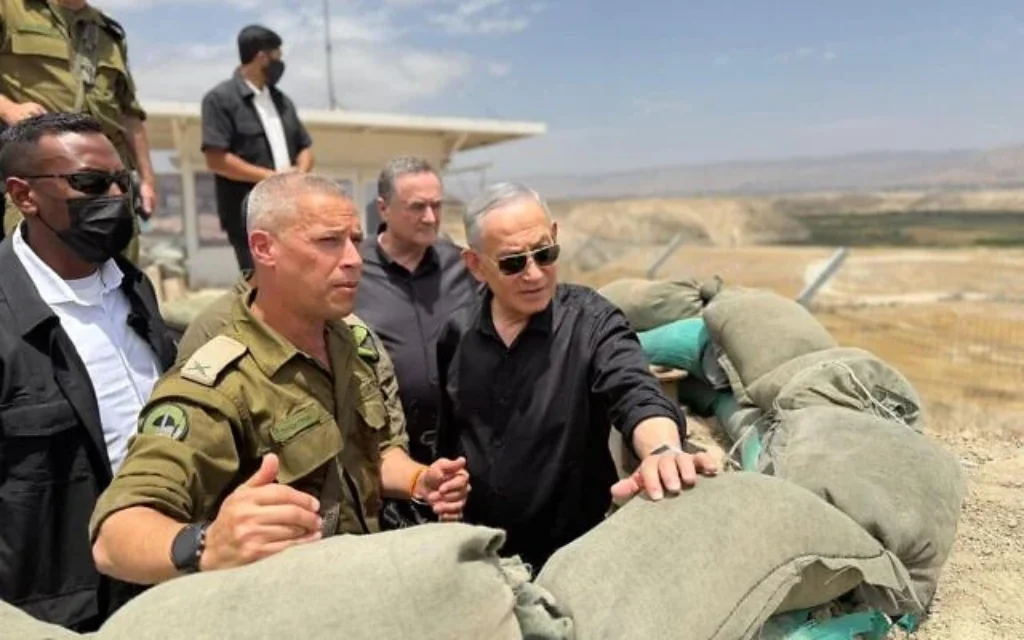 Le Premier ministre Benjamin Netanyahu rend visite aux soldats stationnés à l'Est, à la frontière avec la Jordanie, le 20 mai 2026. (Kobi Gideon/GPO)