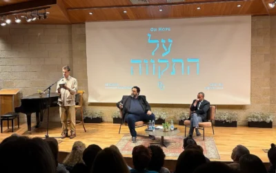 Eli Sharabi (à droite) et Roni Kuban (au centre) lors d'une lecture du livre d'Eli Sharabi intitulé « Hostage » au Festival international des écrivains de Jérusalem, le 28 mai 2026. (Crédit: Jessica Steinberg/The Times of Israel)