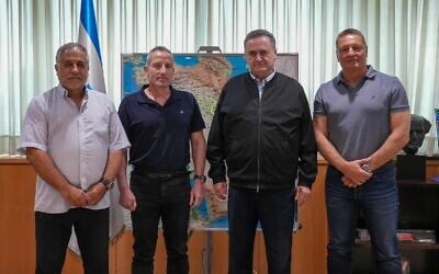 De gauche à droite : le major général (réserve) Meir Klifi, le directeur général du ministère de la Défense Amir Baram, le ministre de la Défense Israel Katz et le major général (réserve) Yitzhak Turgeman, le 28 mai 2026. (Crédit : Ministère de la Défense)