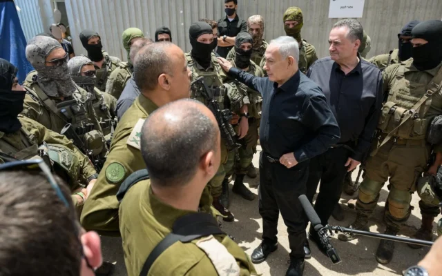 Le Premier ministre Benjamin Netanyahu en compagnie de soldats à la frontière nord, le 29 mai 2026. (Crédit: Maayan Toaf/GPO)