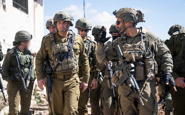 Le chef d'état-major de l'armée israélienne, le général de division Eyal Zamir (à gauche), à Khiam, dans le sud du Liban, le 6 mai 2026. (Crédit: Tsahal)