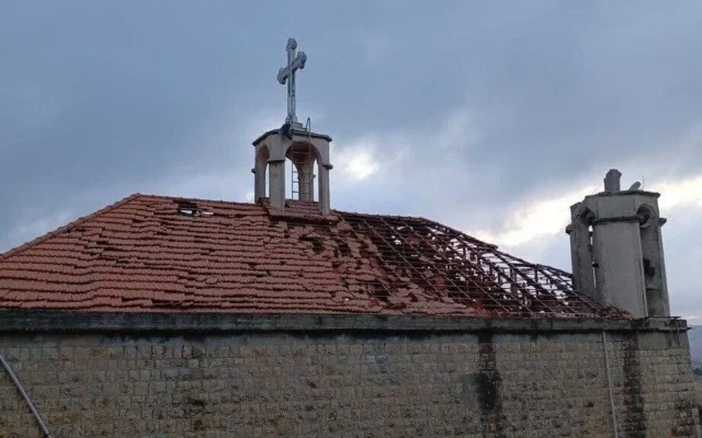 Les dégâts causés à l'église orthodoxe Saint-Georges de Marjaayoun, dans le sud du Liban, lors d'une attaque à la roquette du Hezbollah le 29 mai 2026. (Crédit: Tsahal)