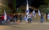 Une manifestation d'extrême-droite devant le domicile du chef d'état-major de l'armée israélienne, le lieutenant-général Eyal Zamir, le 24 mai 2026. (Crédit : Capture d'écran/X)
