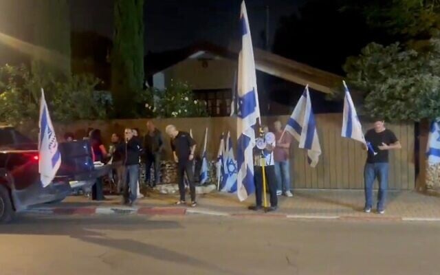 Une manifestation d'extrême-droite devant le domicile du chef d'état-major de l'armée israélienne, le lieutenant-général Eyal Zamir, le 24 mai 2026. (Crédit : Capture d'écran/X) Une manifestation d'extrême-droite devant le domicile du chef d'état-major de l'armée israélienne, le lieutenant-général Eyal Zamir, le 24 mai 2026. (Crédit : Capture d'écran/X)