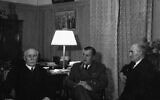 Le maréchal Henri Pétain, à gauche, et l’amiral François Darlan, à droite, en compagnie d'Otto Abetz, ambassadeur nazi et porte-parole d’Hitler à Vichy, le 2 janvier 1942. Cette photo a été prise quand Abetz est arrivé à Vichy pour assister aux funérailles du général Huntziger, ministre de la guerre de Vichy, tué dans un accident d’avion.