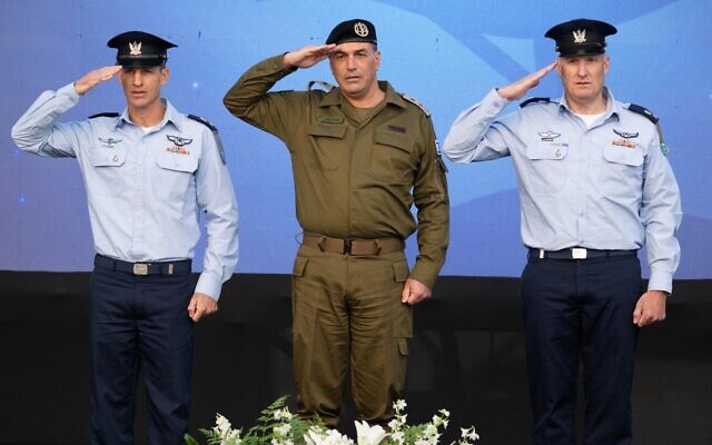 Le futur chef de l'armée de l'air israélienne, le général de division Omer Tischler (à gauche), le chef d'état-major de l'armée, le lieutenant-général Eyal Zamir (au centre), et le chef sortant de l'armée de l'air, le général de division Tomer Bar, lors d'une cérémonie de passation de pouvoir, à la base aérienne de Tel Nof, le 5 mai 2026. (Crédit : Armée israélienne)