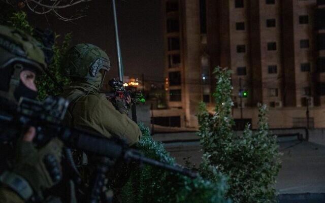 Des soldats israéliens mènent une opération en Cisjordanie pour arrêter des Palestiniens soupçonnés d'activités terroristes, sur une photo dont la publication a été autorisée le 21 mai 2026. (Crédit : Armée israélienne)