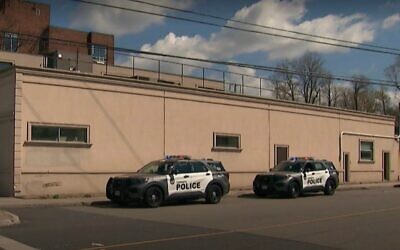 Des voitures de police sur les lieux d'une fusillade impliquant une réplique d'arme à feu, devant une synagogue, à Toronto, le 8 mai 2026. (Crédit : Capture d'écran/CTV News) Des voitures de police sur les lieux d'une fusillade impliquant une réplique d'arme à feu, devant une synagogue, à Toronto, le 8 mai 2026. (Crédit : Capture d'écran/CTV News)