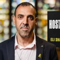 Les mémoires d'Eli Sharabi racontent ses 491 jours passés en tant qu'otage du Hamas à Gaza. (Crédit : Influence Harper via JTA)