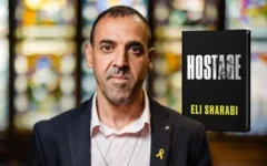 Les mémoires d'Eli Sharabi racontent ses 491 jours passés en tant qu'otage du Hamas à Gaza. (Crédit : Influence Harper via JTA)