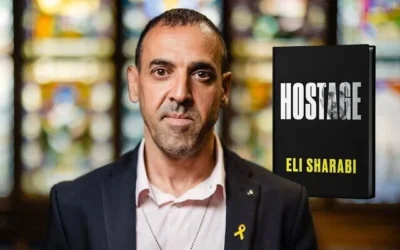 Les mémoires d'Eli Sharabi racontent ses 491 jours passés en tant qu'otage du Hamas à Gaza. (Crédit : Influence Harper via JTA)