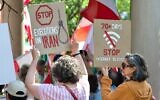 Des manifestants brandissant des pancartes se rassemblent près du pont Francis Scott Key lors d'un rassemblement organisé en soutien au peuple iranien et pour condamner l'exécution de prisonniers politiques en Iran, à Washington, le 16 mai 2026. (Crédit : Amid Farahi/AFP)