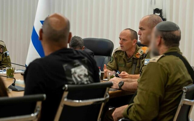 Le général de division Shai Klepper, chef du Commandement du front intérieur de l'armée israélienne, rencontre des responsables locaux de la frontière nord, sur une photo autorisée à la publication le 26 mai 2026. (Crédit: Tsahal)