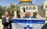 Le ministre de la Sécurité nationale Itamar Ben Gvir brandissant un drapeau d'Israël aux côtés du député d’Otzma Yehudit Yitzhak Kroizer lors de Yom Yerushalayim, au sommet du mont du Temple, le 14 mai 2026. (Crédit: Otzma Yehudit)