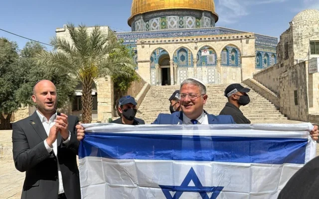 Le ministre de la Sécurité nationale Itamar Ben Gvir brandissant un drapeau d'Israël aux côtés du député d’Otzma Yehudit Yitzhak Kroizer lors de Yom Yerushalayim, au sommet du mont du Temple , le 14 mai 2026. (Crédit: Otzma Yehudit)