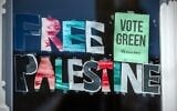 Une affiche du Parti des Verts exposée dans une vitrine à Londres, le 29 avril 2026. (Crédit : Carl Court/Getty Images via JTA)