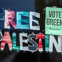 Une affiche du Parti des Verts exposée dans une vitrine à Londres, le 29 avril 2026. (Crédit : Carl Court/Getty Images via JTA)