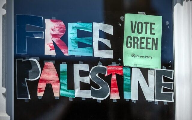 Une affiche du Parti des Verts exposée dans une vitrine à Londres, le 29 avril 2026. (Crédit : Carl Court/Getty Images via JTA)