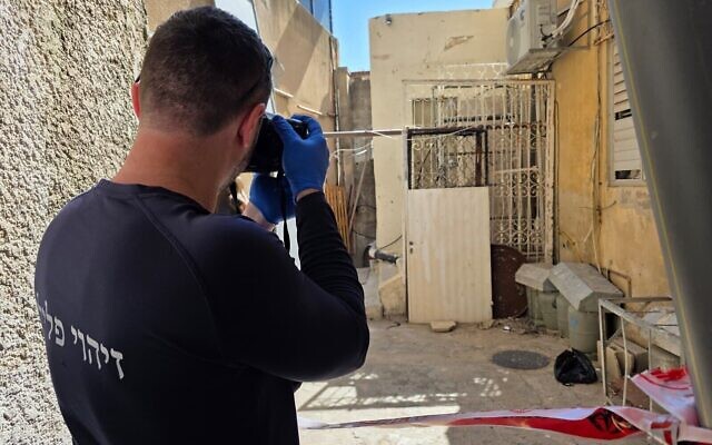 Les lieux où une femme a été retrouvée morte dans un appartement, à Haïfa, le 26 mai 2026. (Crédit : Police israélienne)