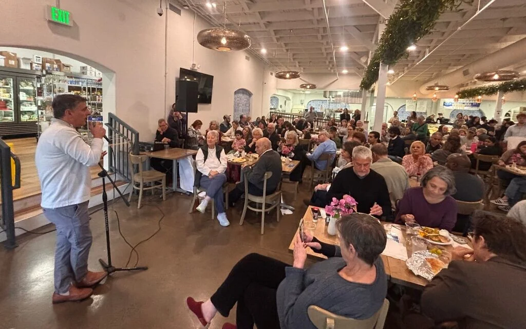 Le Dr David Hasan, fondateur du Village des Enfants de Gaza, prend la parole au Mediterranean Deli de Chapel Hill, dans l'Etat de Caroline du Nord, le 28 avril 2026. (Avec l'aimable autorisation du rabbin Daniel Greyber via la JTA) Le Dr David Hasan, fondateur du Village des Enfants de Gaza, prend la parole au Mediterranean Deli de Chapel Hill, dans l'Etat de Caroline du Nord, le 28 avril 2026. (Avec l'aimable autorisation du rabbin Daniel Greyber via la JTA)