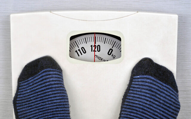 Photo d'illustration : Une personne sur une balance. (Crédit: Richard Villalon/iStock) Photo d'illustration : Une personne sur une balance. (Crédit: Richard Villalon/iStock)