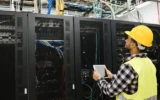 Un technicien travaille sur une tablette dans un centre de données. (iStock/Getty)