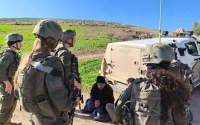 Un Palestinien interpellé par des soldats de l'armée israélienne dans la vallée du Jourdain, en 2026, sur une photo jointe à un recours déposé auprès de la Haute Cour. (Crédit : Autorisation)