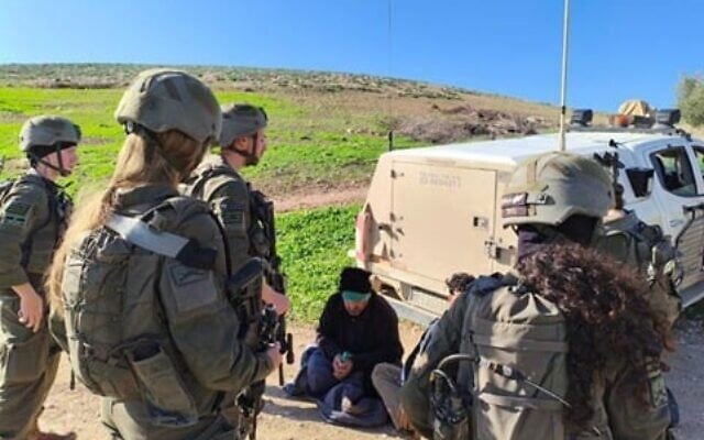 Un Palestinien interpellé par des soldats de l'armée israélienne dans la vallée du Jourdain, en 2026, sur une photo jointe à un recours déposé auprès de la Haute Cour. (Crédit : Autorisation)