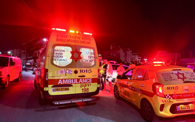 Les secours arrivent sur les lieux de la fusillade mortelle dont a été victime une femme devant son domicile à Kafr Qasim, dans le centre d'Israël, le 28 mai 2026. (Crédit : Magen David Adom) Les secours arrivent sur les lieux de la fusillade mortelle dont a été victime une femme devant son domicile à Kafr Qasim, dans le centre d'Israël, le 28 mai 2026. (Crédit : Magen David Adom)