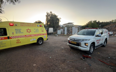 Les secouristes arrivent sur les lieux d'un homicide présumé, où le corps d'un homme a été découvert à l'intérieur d'un camion en feu à Ramle, le 23 mai 2026. (Crédit: Magen David Adom) Les secouristes arrivent sur les lieux d'un homicide présumé, où le corps d'un homme a été découvert à l'intérieur d'un camion en feu à Ramle, le 23 mai 2026. (Crédit: Magen David Adom)