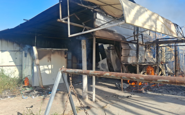 Le lieu d'un homicide présumé, dans lequel le corps sans vie d'un homme a été découvert à l'intérieur d'un bâtiment incendié près de Petah Tikva, le 19 mai 2026. (Crédit : Service d'incendie et de secours)