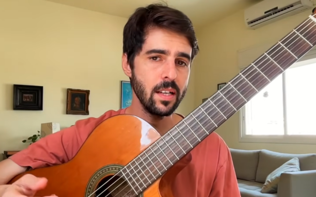 Yuval Wilner, un musicien de 38 ans originaire de Tel-Aviv soupçonné d'avoir violé Shaylee Atary et Naama Shahar, dont l'identité a été divulguée suite à la levée de l'embargo qui pesait sur son nom le 17 mai 2026. (Crédit : Capture d'écran/YouTube)