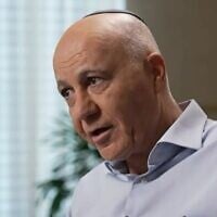 L'ancien chef de l'agence de sécurité intérieure du Shin Bet, Yoram Cohen, s'exprimant lors d'une interview accordée à la chaîne N12, le 9 mai 2026. (Crédit : Capture d'écran)