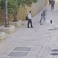 Un homme donnant un coup de pied à une nonne française, dans la Vieille Ville de Jérusalem, le 28 avril 2026. (Crédit : Capture d'écran/Police israélienne)