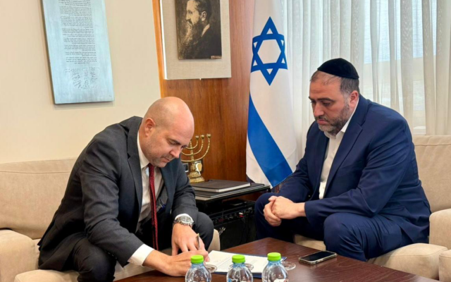 Le président de la Knesset, Amir Ohana (à gauche), signant la lettre officielle de démission de la Knesset du député Shas, Moshe Arbel, le 17 mai 2026. (Crédit : Amir Ohana) Le président de la Knesset, Amir Ohana (à gauche), signant la lettre officielle de démission de la Knesset du député Shas, Moshe Arbel, le 17 mai 2026. (Crédit : Amir Ohana)