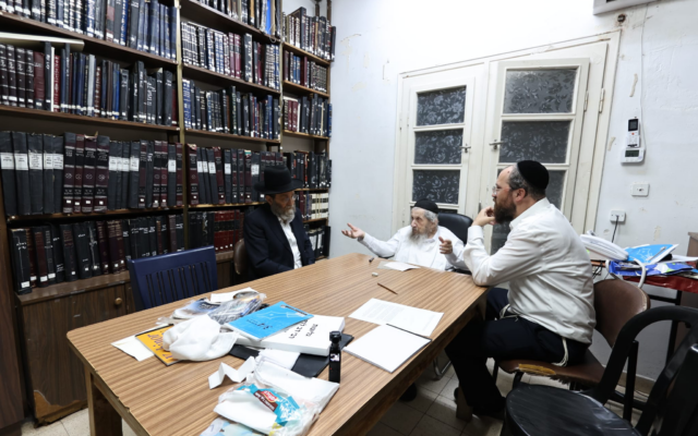 Le président de Degel HaTorah, Moshe Gafni (à gauche), rencontre le rabbin Dov Lando à Bnei Brak, le 17 mai 2026. (Autorisation : rabbin Lando)