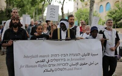 Des militants partisans de la coexistence, menés par des chefs religieux juifs, musulmans, chrétiens et druzes, défilant à Jérusalem pour « les droits de l'Homme et la paix », le 18 mai 2026. (Crédit : Jacob Lazarus/Rabbis for Human Rights) Des militants partisans de la coexistence, menés par des chefs religieux juifs, musulmans, chrétiens et druzes, défilant à Jérusalem pour « les droits de l'Homme et la paix », le 18 mai 2026. (Crédit : Jacob Lazarus/Rabbis for Human Rights)