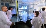 Le professeur Itzhak Mizrahi, à gauche, mène des recherches en éco-génomique microbienne en juin 2025. (Autorisation : Dani Michalis / Université Ben Gurion du Neguev)