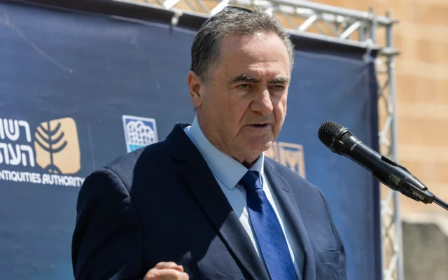 Le ministre de la Défense, Israel Katz, s'exprimant lors d'une cérémonie marquant la restitution d'une pierre du Mur occidental, qui avait été conservée à la base militaire de HaKirya, au Centre Davidson dans la Vieille ville de Jérusalem, le 4 mai 2026. (Crédit: Oren Ben Hakoon/Flash90)