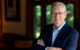 Le président de l'université Cornell, Michael Kotlikoff, pose pour à la Maison Blanche le 6 juin 2024. (Ryan Young / Université Cornell via la JTA)